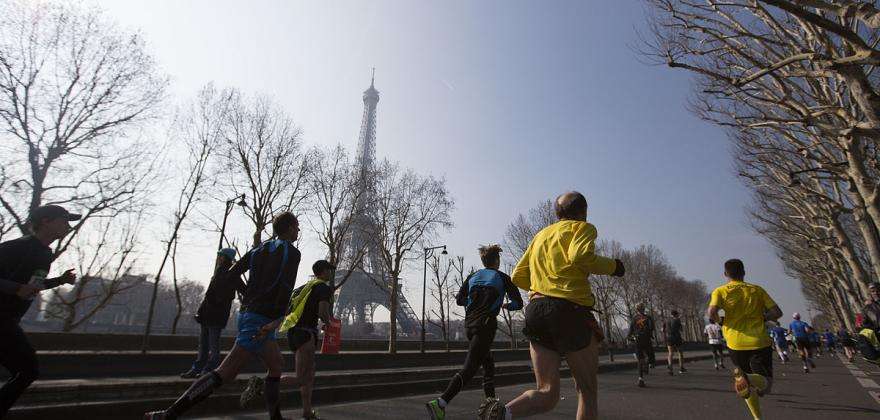 Marathon de Paris 2025 : 42,195 km de sueur, d’émotion… et un lit moelleux au Marianne